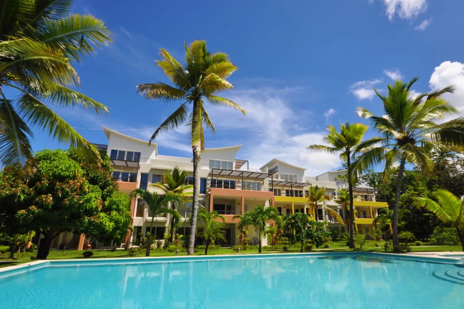 Contemporary 2-Bedroom Pool View Condo in Infiniti Blu
