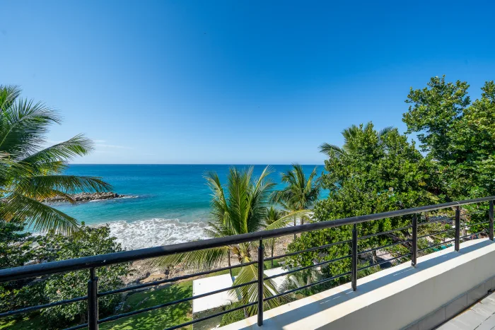 Oceanfront Luxury Penthouse in Infiniti Blu