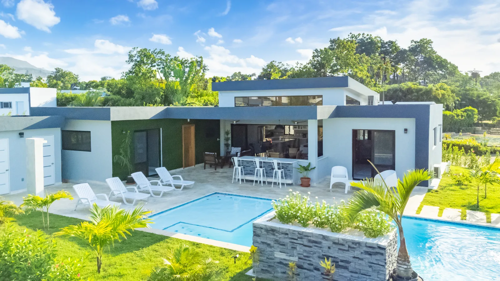 Villa Sunseeker | Custom 2-Bedroom Villa in Casa Linda