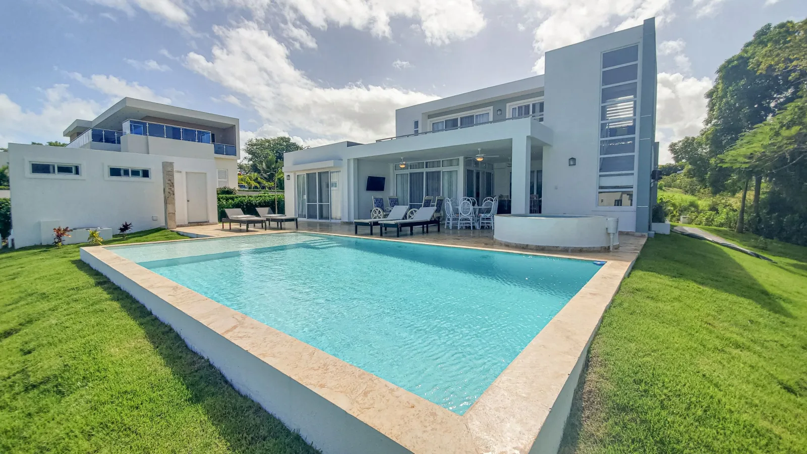 2-3 Bedroom Contemporary Pool Villa | Villa Coralreef at Casa Linda