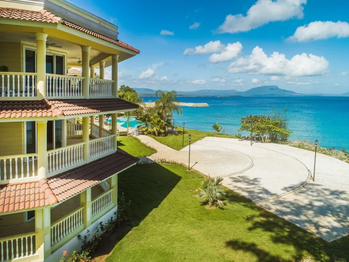 Modern Oceanfront 2-Bedroom Apartment in Hispaniola Beach