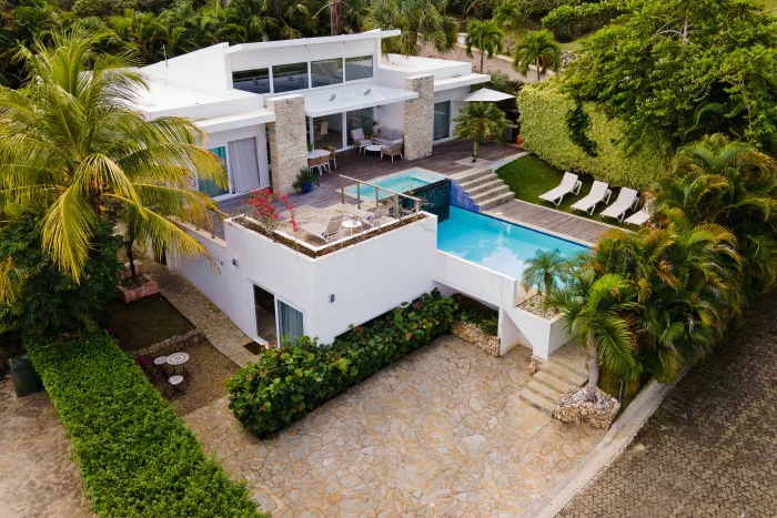 Modern 3-Bedroom Villa with Dual-Level Infinity Pool in Villas Agua Dulce