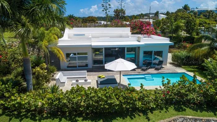 Modern 2-Bedroom Villa with Rooftop Terrace in Villas Agua Dulce